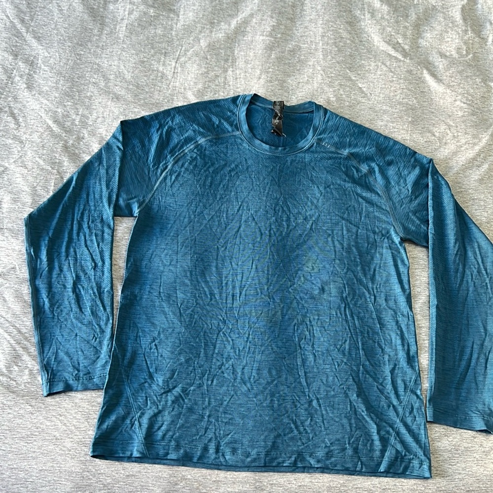 👕 Light blue long sleeve Lululemon men, medium good condition